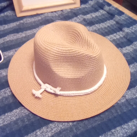 New Hat for Summer by Berkshire Fashion - Picture 4 of 5
